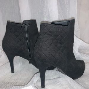 Suede Comfort flex black booties. 2.5-3in heel. Size 8